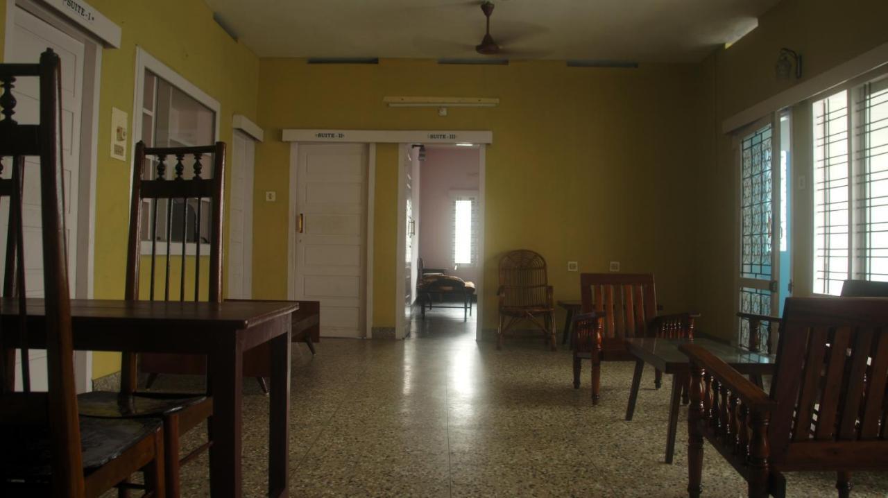 Hotel Bed And Bath For 1-8 People à Thiruvananthapuram Extérieur photo
