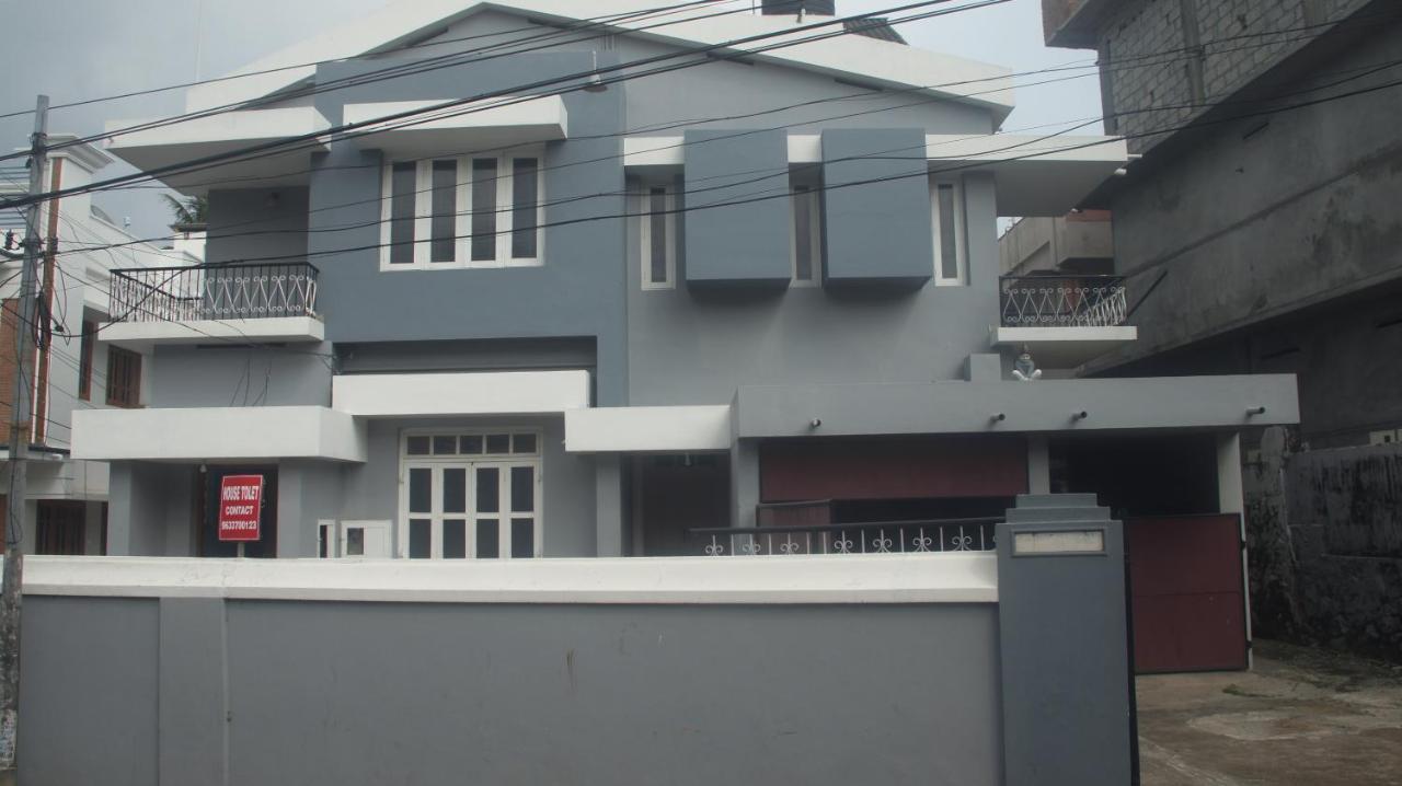 Hotel Bed And Bath For 1-8 People à Thiruvananthapuram Extérieur photo