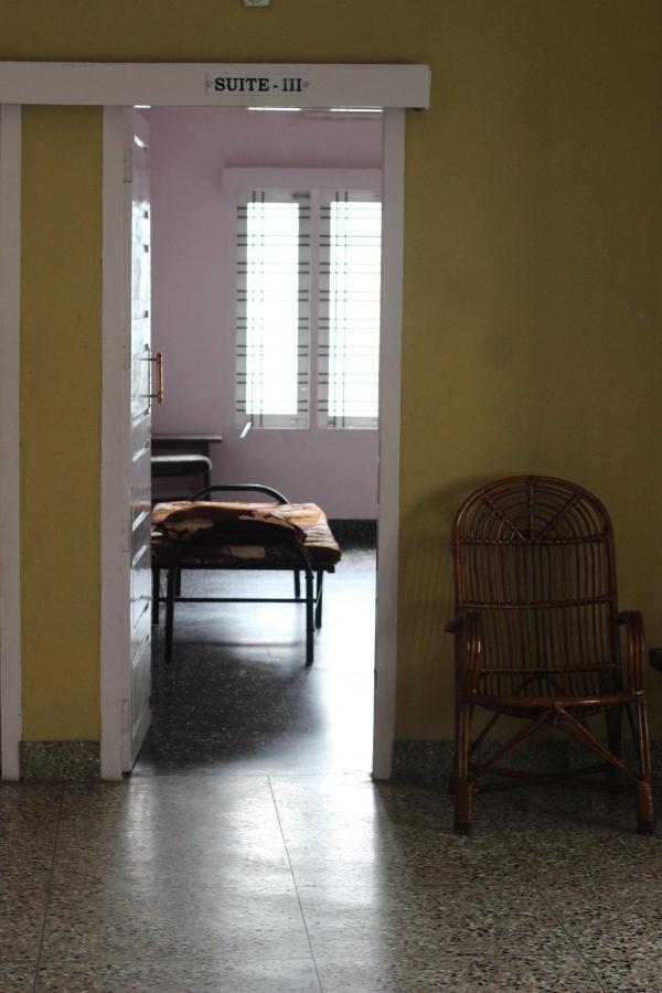 Hotel Bed And Bath For 1-8 People à Thiruvananthapuram Extérieur photo