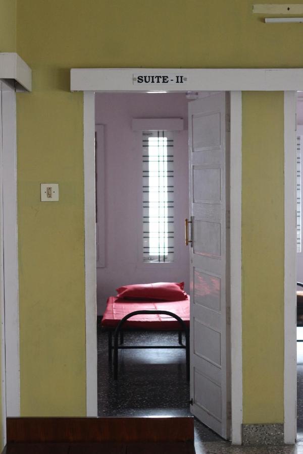 Hotel Bed And Bath For 1-8 People à Thiruvananthapuram Extérieur photo