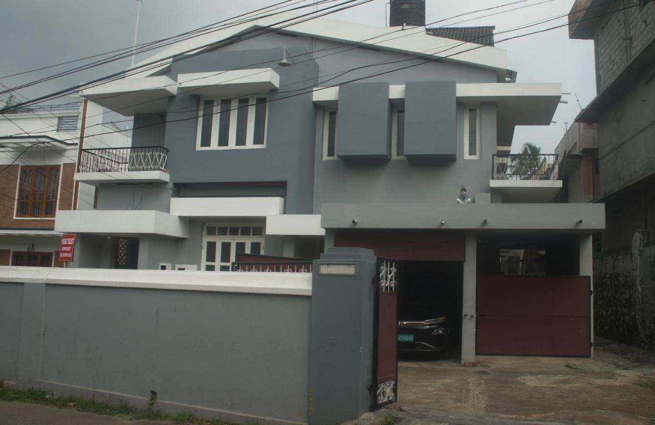 Hotel Bed And Bath For 1-8 People à Thiruvananthapuram Extérieur photo
