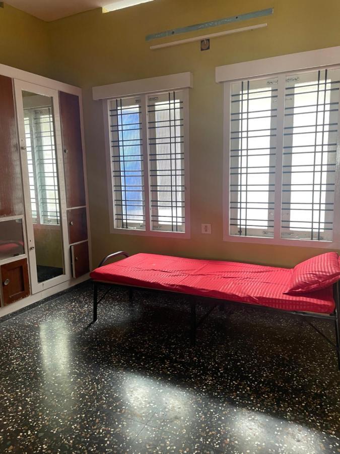 Hotel Bed And Bath For 1-8 People à Thiruvananthapuram Extérieur photo