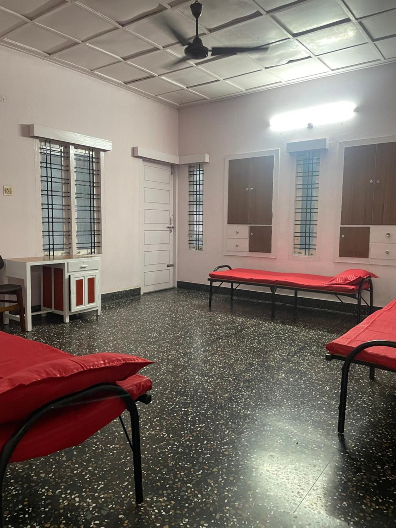 Hotel Bed And Bath For 1-8 People à Thiruvananthapuram Extérieur photo